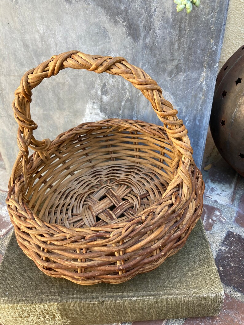 Adorable Round Basket With Handle Etsy