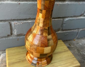 Jarrón de madera segmentado hecho a mano: maderas nobles contrastantes, forma de urna, 23 cm de altura.
