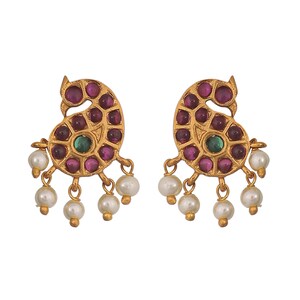 K&ouml;nnte beinhalten: Goldene Ohrringe mit Paisley-Muster, besetzt mit rosa und gr&uuml;nen Steinen und Perlen-Akzenten.