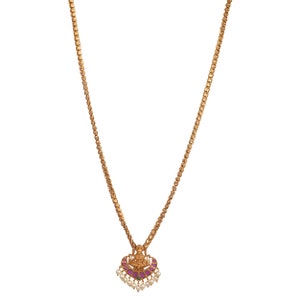 K&ouml;nnte beinhalten: Eine goldene Kettenkette mit einem Anh&auml;nger, der eine G&ouml;ttin mit rosa und gr&uuml;nen Edelsteinen und Perlenakzenten zeigt.