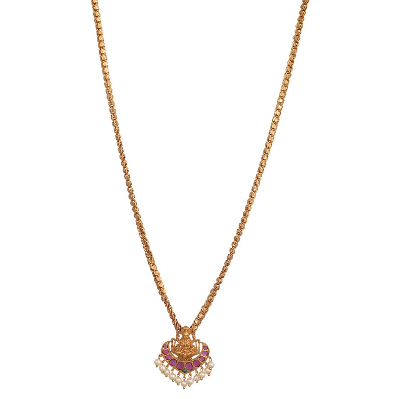 K&ouml;nnte beinhalten: Eine goldene Kettenkette mit einem Anh&auml;nger, der eine G&ouml;ttin mit rosa und gr&uuml;nen Edelsteinen und Perlenakzenten zeigt.