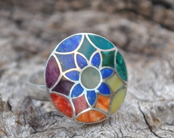 Adjustable Flower Ring | Inlaid with Lapis Lazuli, Chrysocolla & Shells | Rainbow | Colorful Jewelry from Cuzco | Multistone Inlay Ring