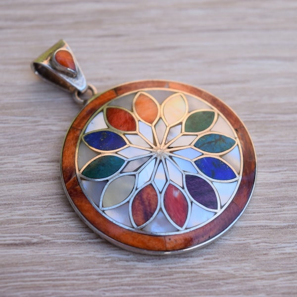 Pendentif floral roue de 1 3/8 po. | Pièce Unique | Argent 950 incrusté de pierres semi-précieuses et de coquillages | Bijoux artisanaux des Andes