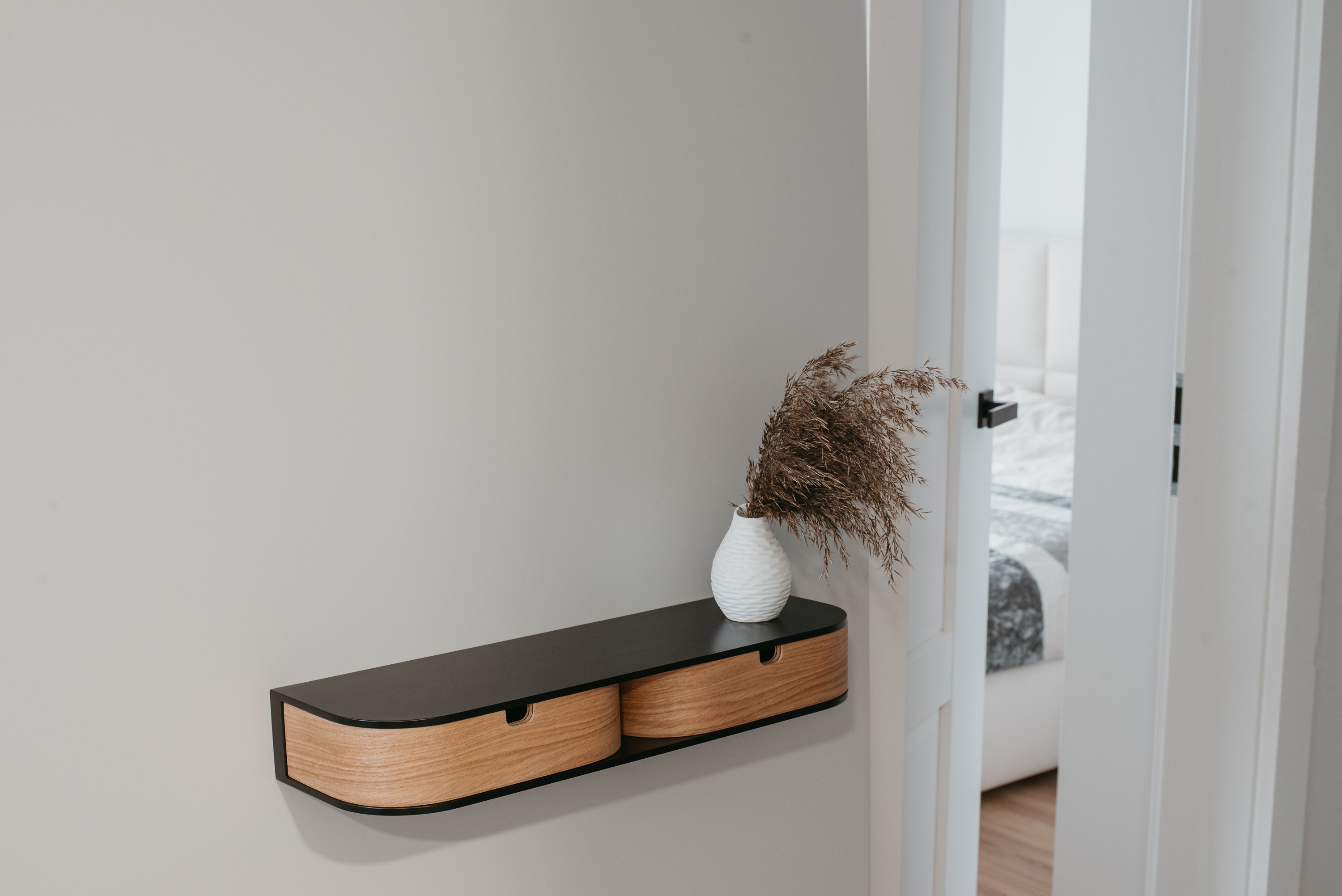 Mensola con cassetti. Floating shelf with drawers 
