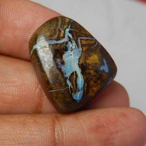 Boulder opaal cabochon, 36,20 karaat mooie vorm fijne kwaliteit Afmeting: 20 x 24 x 8 mm