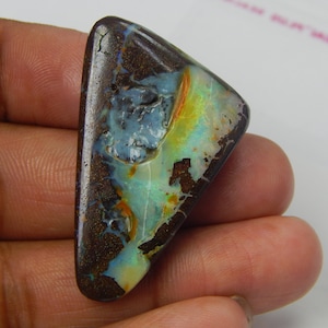 Boulder opaal cabochon, 77,35 karaat mooie vorm fijne kwaliteit Afmeting: 43 x 26 x 8 mm