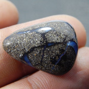 26,5 karaat kei opaal fijn glad cabochon mooie vorm 18 x 24 x 9 mm
