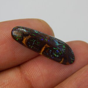 Boulder opaal cabochon, 6,40 karaat mooie vorm fijne kwaliteit Afmeting: 24 x 7 mm