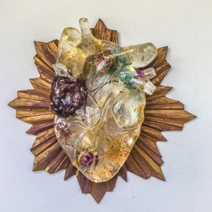 Sacred hearts in ceramic and resin, limited edition customizable wall decorations for Valentine's Day