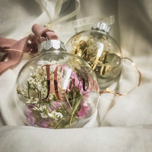 Handcrafted boho Christmas decorations with dried flowers and customizable writing, Christmas balls