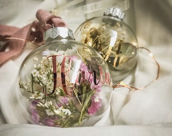 Décorations de Noël bohème artisanales avec fleurs séchées et écriture personnalisable, boules de Noël