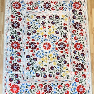 Copriletto e arazzo ricamati in seta Suzani.