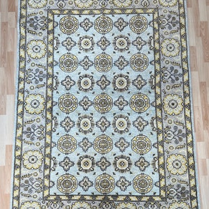 Stunning Oriental Hand knotted wool area rug.