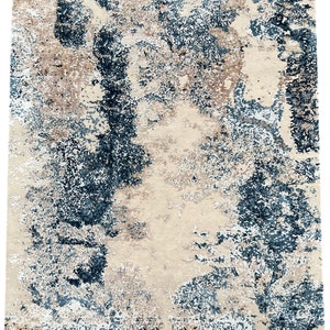 Handgeknoopt, modern vloerkleed van zijde en wol. 308 x 250 cm.