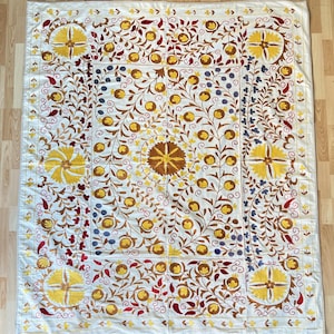 Copriletto e arazzo ricamati in seta Suzani.