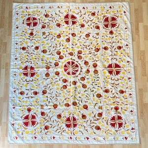 Copriletto e arazzo ricamati in seta Suzani.