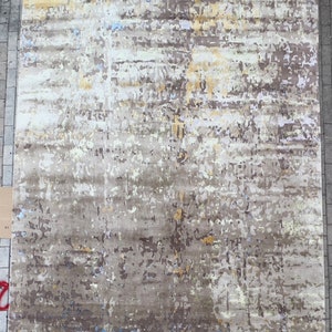 Handgeknoopt, modern vloerkleed van zijde en wol. 430 x 300 cm.