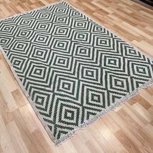 Sumak 刺繍の菱形デザインの現代的な平織りキリム。