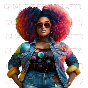 Może przedstawiać: Kobieta z dużym, kolorowym afrem nosi dżinsową kurtkę z nadrukiem galaktyki i czarną koszulkę z nadrukiem galaktyki. Ma na sobie niebieskie dżinsy i niebieski i srebrny naszyjnik.