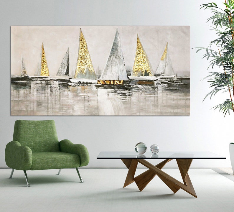 Op de afbeelding: Een schilderij van een zeelandschap met meerdere zeilboten op een rij, met gouden accenten op de zeilen, tegen een lichtgrijze achtergrond.