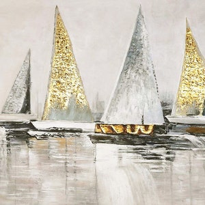 Op de afbeelding: Een schilderij van zeilboten op een kalm wateroppervlak. De zeilboten zijn wit met gouden accenten en zijn geplaatst tegen een lichtgrijze achtergrond. Het water is lichtblauw met witte highlights.