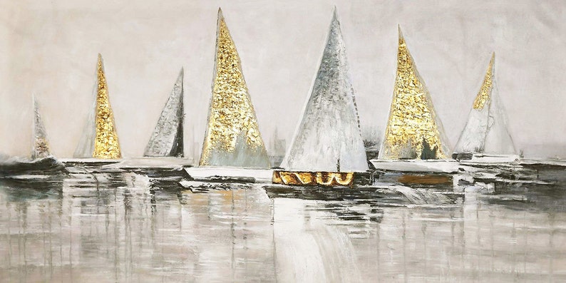 Op de afbeelding: Een schilderij van zeilboten op een kalm wateroppervlak. De zeilboten zijn wit met gouden accenten en zijn geplaatst tegen een lichtgrijze achtergrond. Het water is lichtblauw met witte highlights.