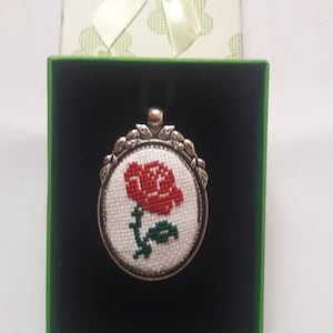 赤い花のネックレスの母の日ギフト、ルーマニアの妻へのギフト、黄色の伝統的な刺繍の花のペンダントネックレスのルーマニアの友人へのギフト
