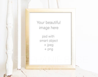 Könnte beinhalten: Ein goldfarbener Bilderrahmen-Mockup mit dem Text "Your beautiful image here" und "psd with smart object + jpeg + png" auf weißem Hintergrund.