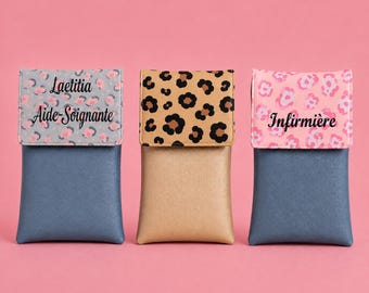 Pochette Infirmière Aimantée Personnalisable  léopard en Similicuir et Coton –Accessoire Infirmière– Étui Aimanté pour Stylos, Badge, cadeau