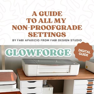 Op de afbeelding: Een witte Glowforge lasersnijder staat op een houten bureau. De tekst "A Guide to All My Non-Proofgrade Settings" en "Digital Guide" zijn zichtbaar. Het is een digitale gids van Fabi Aparicio.