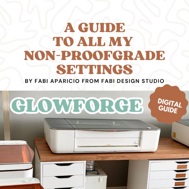 Op de afbeelding: Een witte Glowforge lasersnijder staat op een houten bureau. De tekst "A Guide to All My Non-Proofgrade Settings" en "Digital Guide" zijn zichtbaar. Het is een digitale gids van Fabi Aparicio.