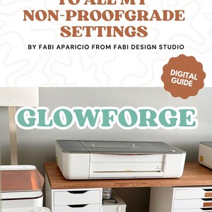 Op de afbeelding: Een digitale gids getiteld "Een gids voor al mijn niet-Proofgrade-instellingen" door Fabi Aparicio van Fabi Design Studio. Het woord "Glowforge" wordt weergegeven in grote, turquoise letters. Een witte en grijze lasersnijder staat op een houten bureau.