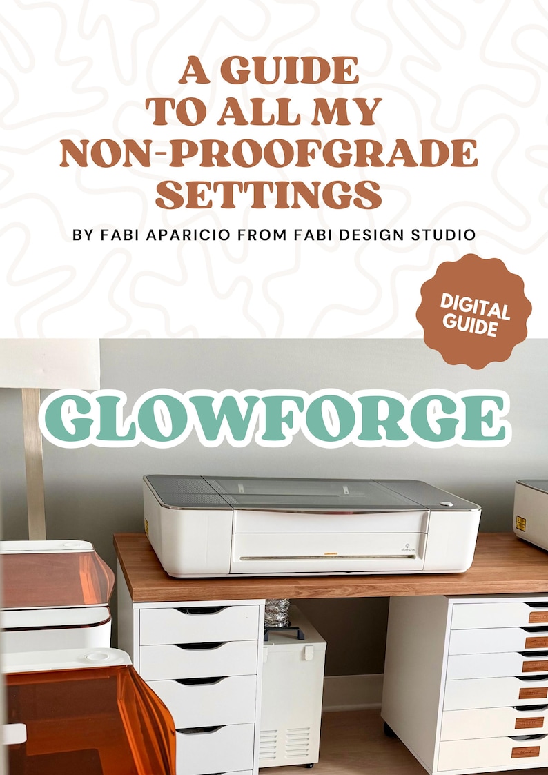 Op de afbeelding: Een digitale gids getiteld "Een gids voor al mijn niet-Proofgrade-instellingen" door Fabi Aparicio van Fabi Design Studio. Het woord "Glowforge" wordt weergegeven in grote, turquoise letters. Een witte en grijze lasersnijder staat op een houten bureau.