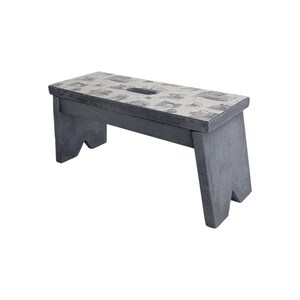 Peut inclure: Un tabouret en bois gris avec un dessus &agrave; motif blanc. Le tabouret a un design simple avec deux pieds de chaque c&ocirc;t&eacute;.
