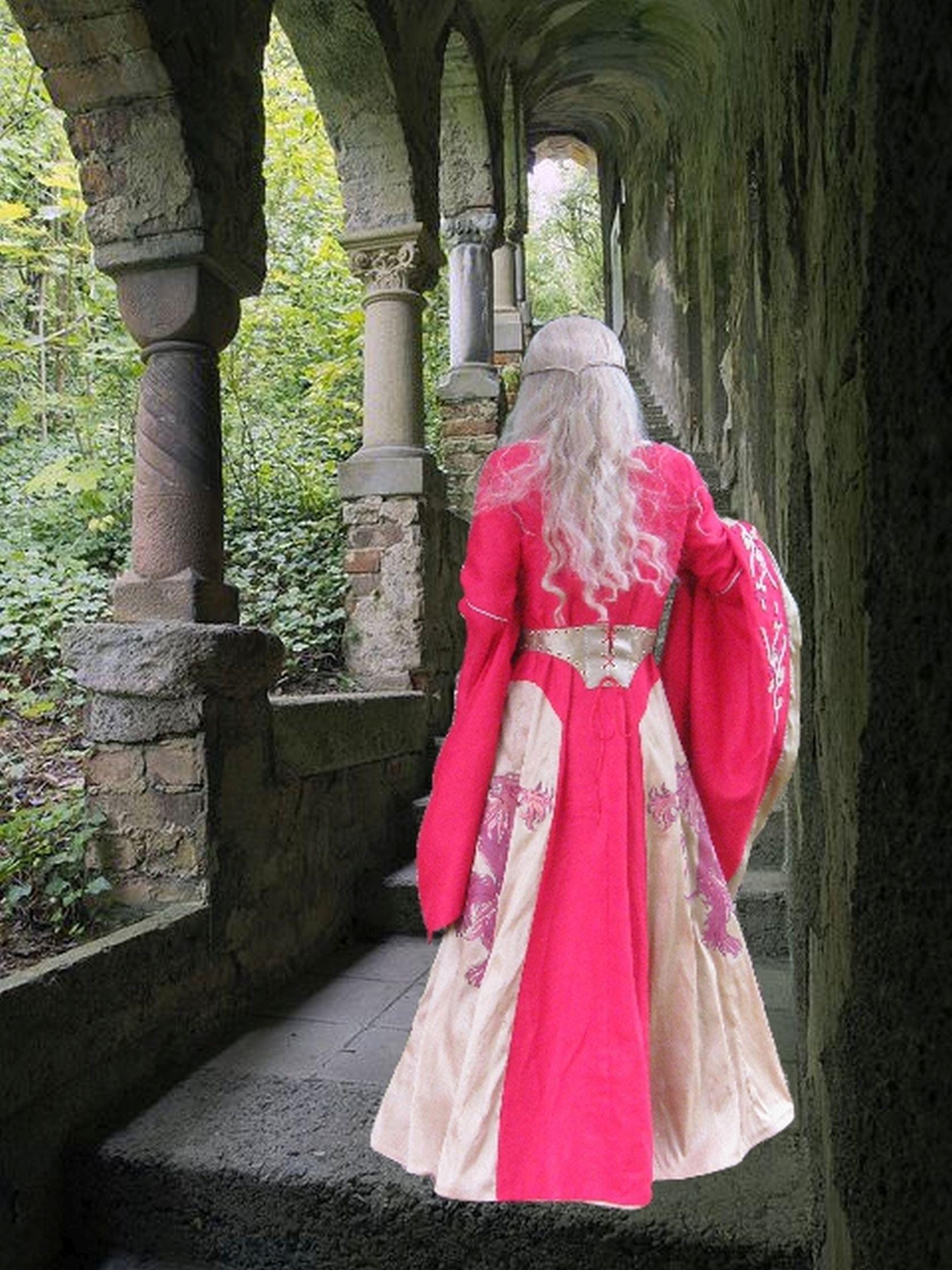 Cersei Lannister, Season 1 and 2, Game of Trones Cosplay, Linen and Silk Wrap Dress, Hand Embroidered - Etsy Cersei Lannister, Season 1 and 2, Game of Trones Cosplay, Linen and Silk Wrap Dress, Hand Embroidered - Etsy