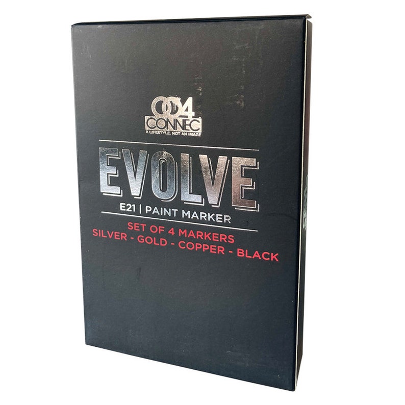 Op de afbeelding: Een zwarte doos met zilveren letters die "04 CONNECT A LIFESTYLE, NOT AN IMAGE EVOLVE E21 | PAINT MARKER SET OF 4 MARKERS SILVER - GOLD - COPPER - BLACK" lezen.