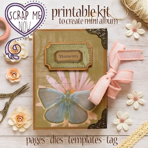 Può includere: Un kit per scrapbook con il testo "SCRAP ME NOW" e "kit stampabile per creare un mini album". La copertina dell'album presenta una farfalla, la parola "Moments" e angoli decorativi. Nastro rosa e fiori di carta circondano l'album.