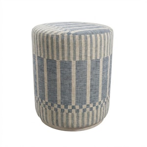 Op de afbeelding: Een cilindrische gestoffeerde poef met een gestreept patroon in blauw- en beigetinten. De boven- en onderkant hebben een herhalend verticaal streepontwerp, terwijl de basis een effen, lichtgekleurde houten ring heeft.