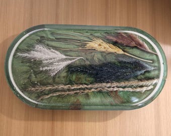 Tray for trinkets, change and/jewellery. Can also be used for food. Hand made.