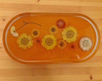 Tray for trinkets, change and/jewellery. Can also be used for food. Hand made.