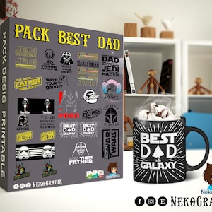 Puede incluir: Una taza negra con un diseño blanco que dice "Best Dad in the Galaxy". La taza está rodeada de una variedad de diseños con temática de Star Wars, incluyendo Darth Vader, Stormtroopers y el Mandaloriano.