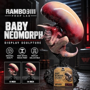 Op de afbeelding: Een Baby Neomorph display sculptuur van Rambo9111 Prop Lab. Het wezen heeft een gladde, langwerpige, roodachtig beige kop en een gestructureerde, donkere, organisch ogende basis. Een rechthoekig label is bevestigd met de tekst Baby Neomorph Specimen.