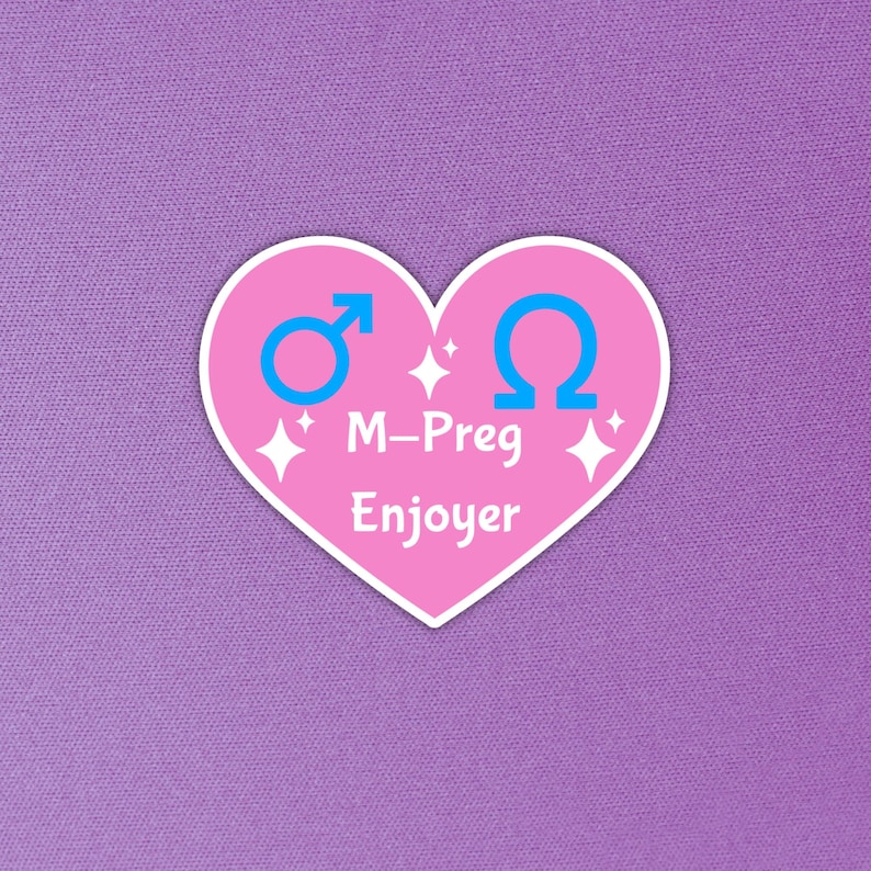 K&ouml;nnte beinhalten: Ein rosa herzf&ouml;rmiger Aufkleber mit wei&szlig;em Rand. Der Aufkleber zeigt ein blaues Mars-Symbol und ein blaues Omega-Symbol mit dem Text "M-Preg Enjoyer" in Wei&szlig;. Der Hintergrund ist einfarbig lavendelfarben.