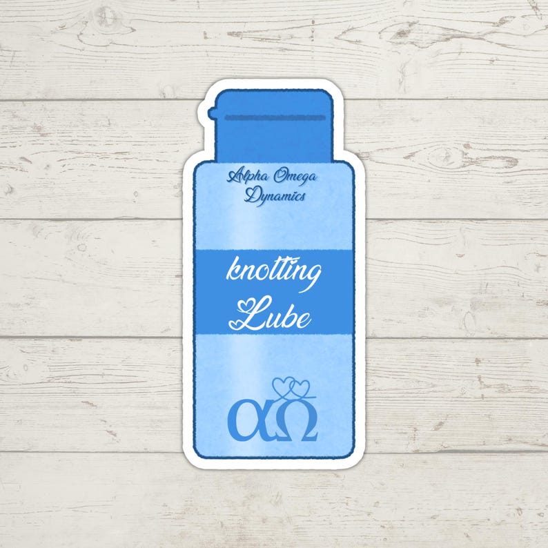 K&ouml;nnte beinhalten: Ein blauer Aufkleber in Form einer Flasche mit den Worten "knotting Lube" in einer Schreibschrift. Der Aufkleber enth&auml;lt auch den Text "Alpha Omega Dynamics" und die griechischen Buchstaben Alpha und Omega.
