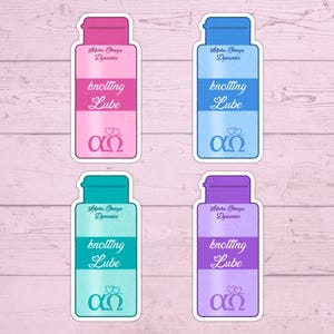 K&ouml;nnte beinhalten: Vier Aufkleber mit einem Flaschendesign und einem Klappdeckel. Jede Flasche hat eine andere Farbe: Rosa, Blau, T&uuml;rkis und Lila. Der Text "Alpha Omega Dynamics" und "knotting Lube" ist auf jeder Flasche aufgedruckt, zusammen mit den griechischen Buchstaben Alpha und Omega.