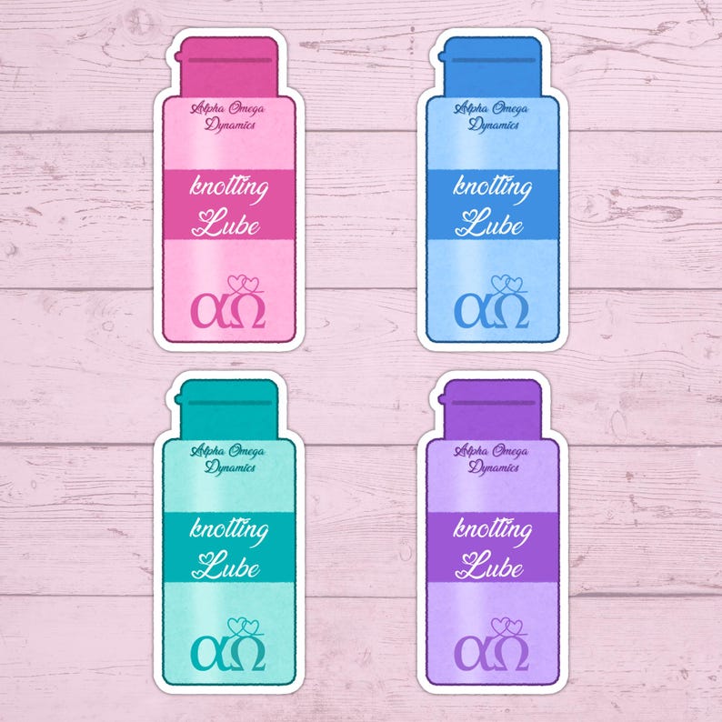 K&ouml;nnte beinhalten: Vier Aufkleber mit einem Flaschendesign und einem Klappdeckel. Jede Flasche hat eine andere Farbe: Rosa, Blau, T&uuml;rkis und Lila. Der Text "Alpha Omega Dynamics" und "knotting Lube" ist auf jeder Flasche aufgedruckt, zusammen mit den griechischen Buchstaben Alpha und Omega.