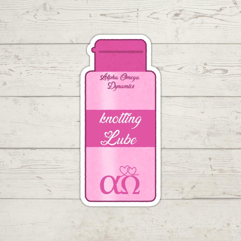 K&ouml;nnte beinhalten: Ein rosa Aufkleber in Form einer Flasche mit Klappdeckel. Der Aufkleber tr&auml;gt die W&ouml;rter "Alpha Omega Dynamics" und "knotting Lube" in wei&szlig;er Schrift. Der untere Teil des Aufklebers zeigt die griechischen Buchstaben Alpha und Omega mit zwei Herzen dar&uuml;ber.