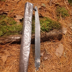 Puede incluir: Sierra plegable con una hoja plateada y una funda protectora. La sierra est&aacute; dise&ntilde;ada para cortar madera. La funda est&aacute; hecha de un material plateado duradero. La hoja de sierra mide unos 30 cm de largo.