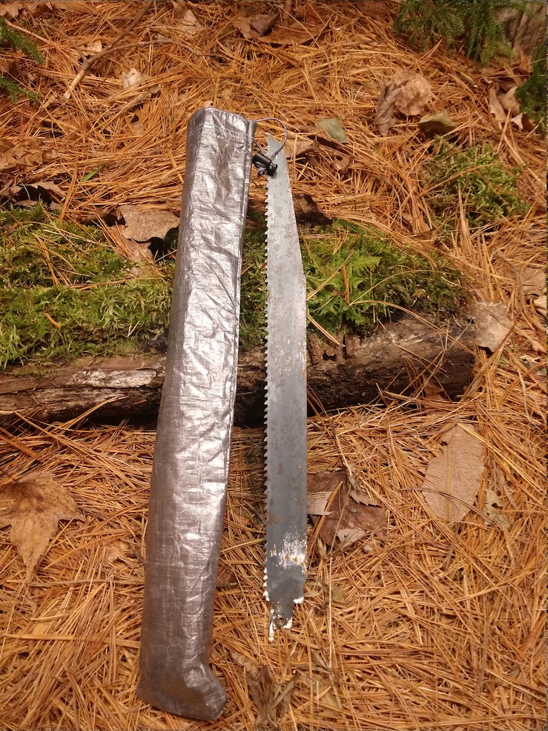 Puede incluir: Sierra plegable con una hoja plateada y una funda protectora. La sierra est&aacute; dise&ntilde;ada para cortar madera. La funda est&aacute; hecha de un material plateado duradero. La hoja de sierra mide unos 30 cm de largo.