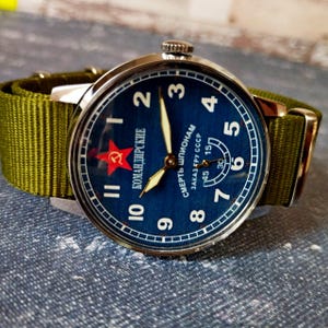 Commander&#39;s watch in military style POBEDA Men&#39;s vintage wrist watch